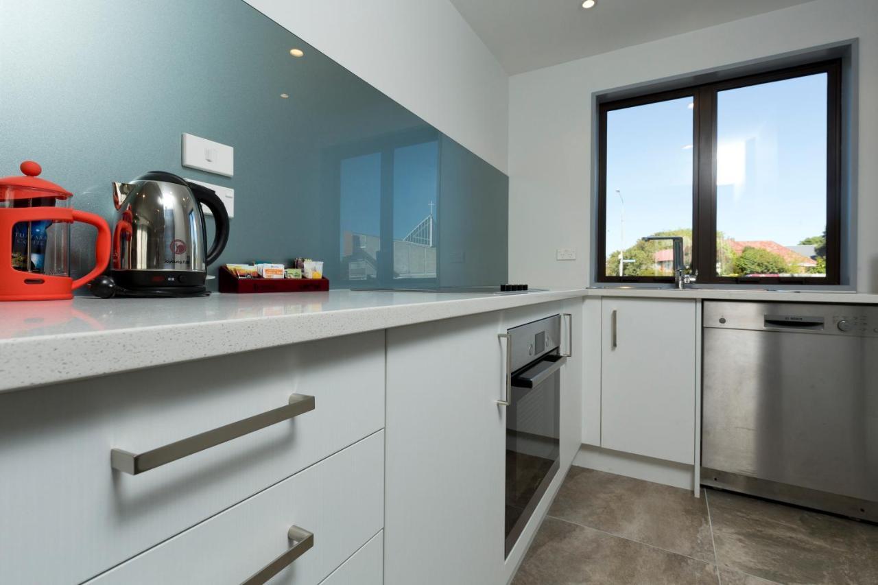 2 On Whiteleigh And 239 On Lincoln Motel Christchurch Luaran gambar A modern kitchen