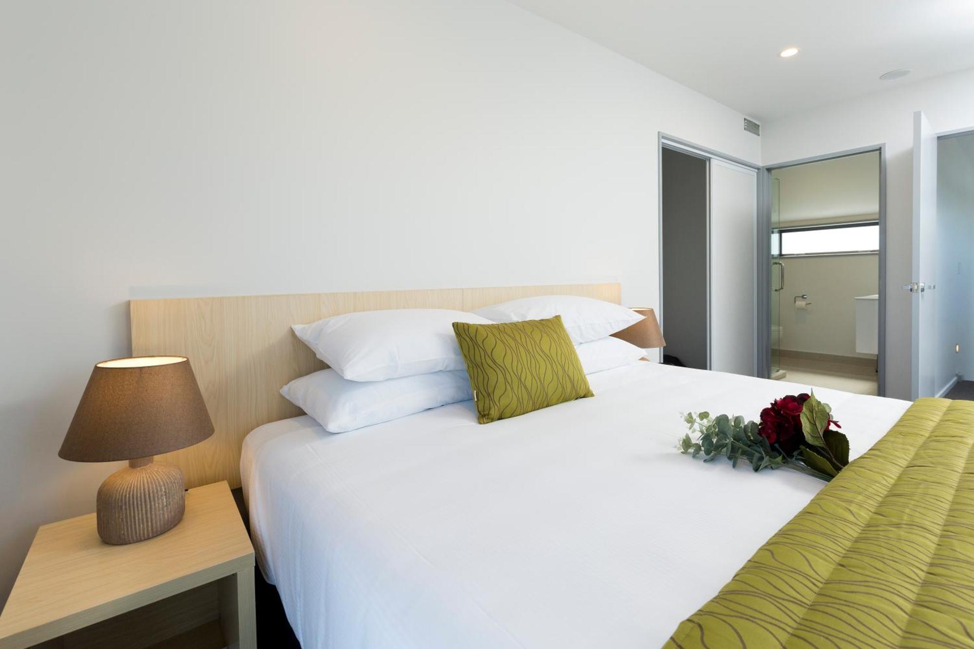 2 On Whiteleigh And 239 On Lincoln Motel Christchurch Luaran gambar A bedroom at the hotel
