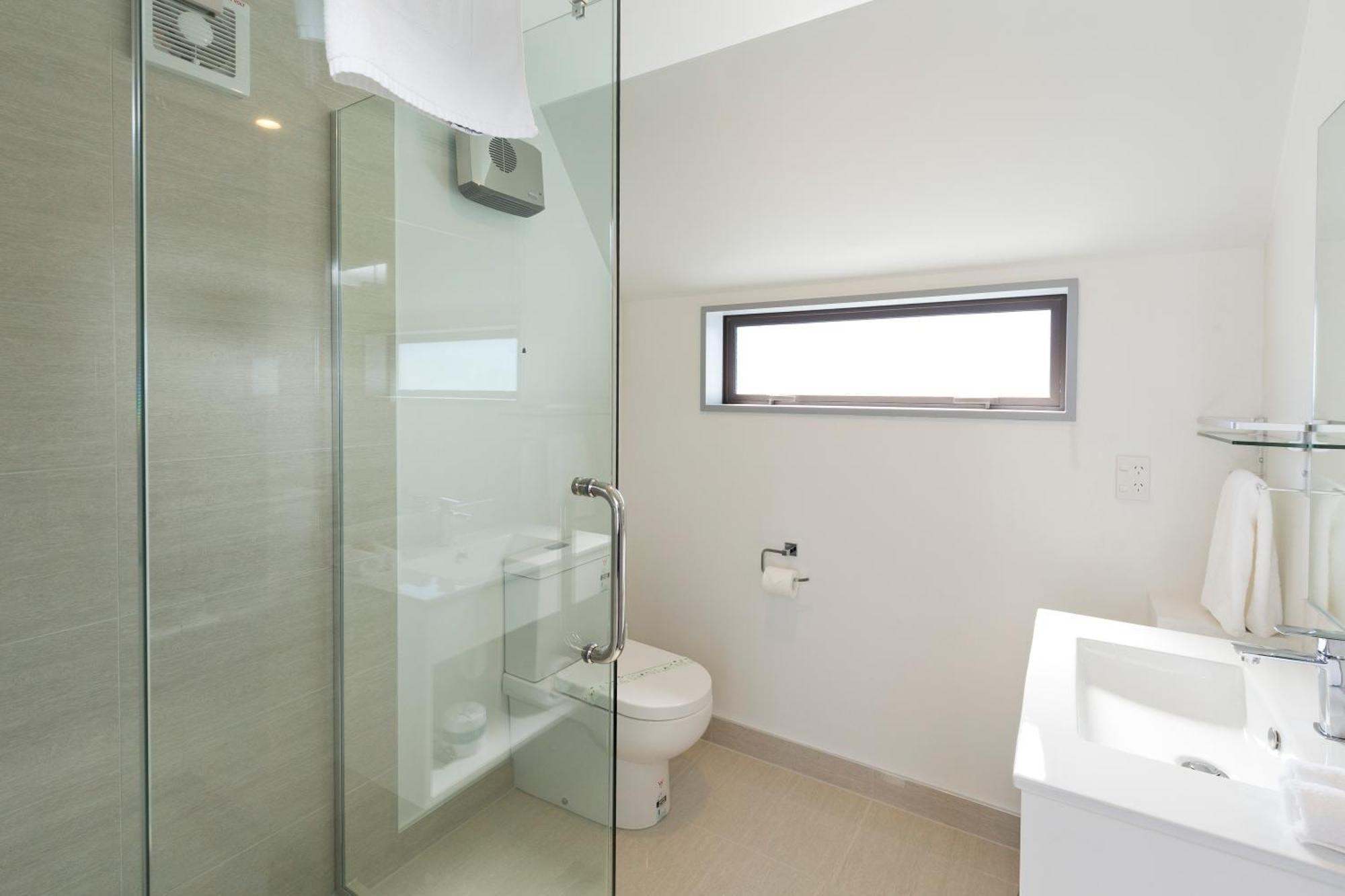 2 On Whiteleigh And 239 On Lincoln Motel Christchurch Luaran gambar A bathroom with a shower enclosure