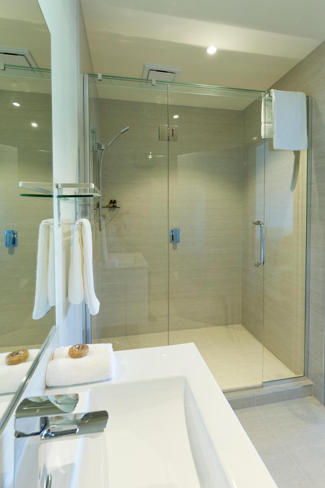 2 On Whiteleigh And 239 On Lincoln Motel Christchurch Luaran gambar A shower enclosure