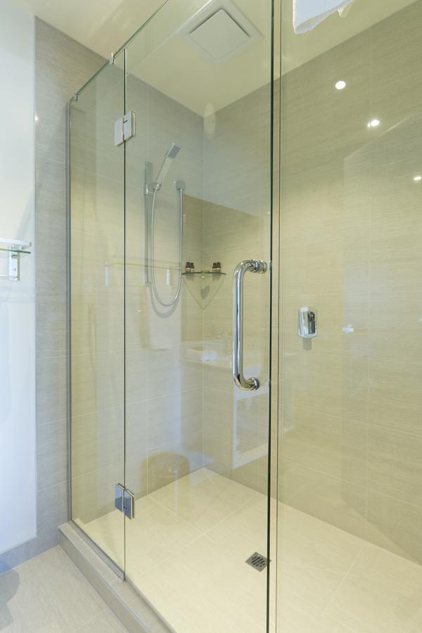 2 On Whiteleigh And 239 On Lincoln Motel Christchurch Luaran gambar A shower door