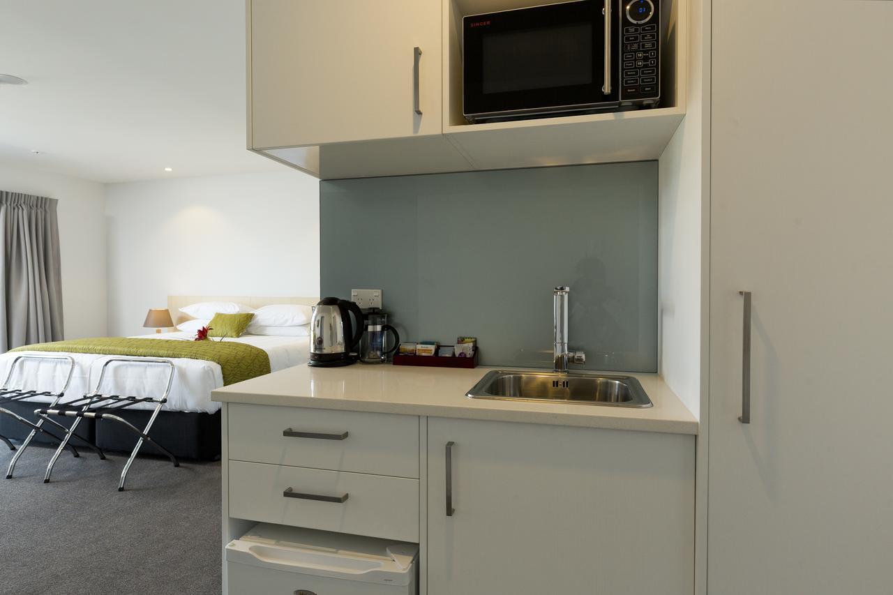 2 On Whiteleigh And 239 On Lincoln Motel Christchurch Luaran gambar A kitchenette in a hotel room