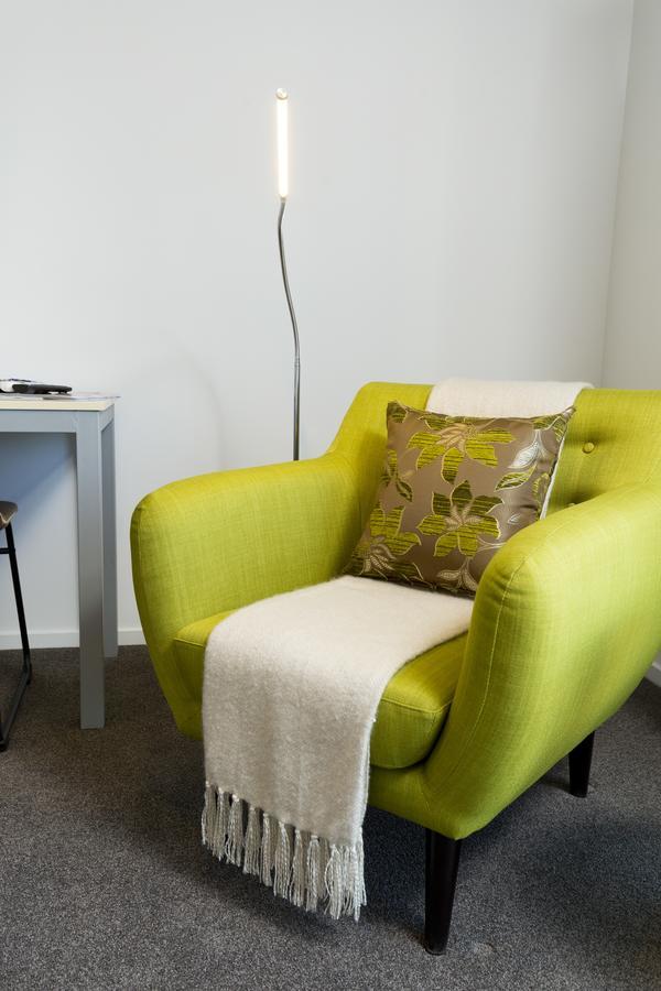2 On Whiteleigh And 239 On Lincoln Motel Christchurch Luaran gambar A green armchair