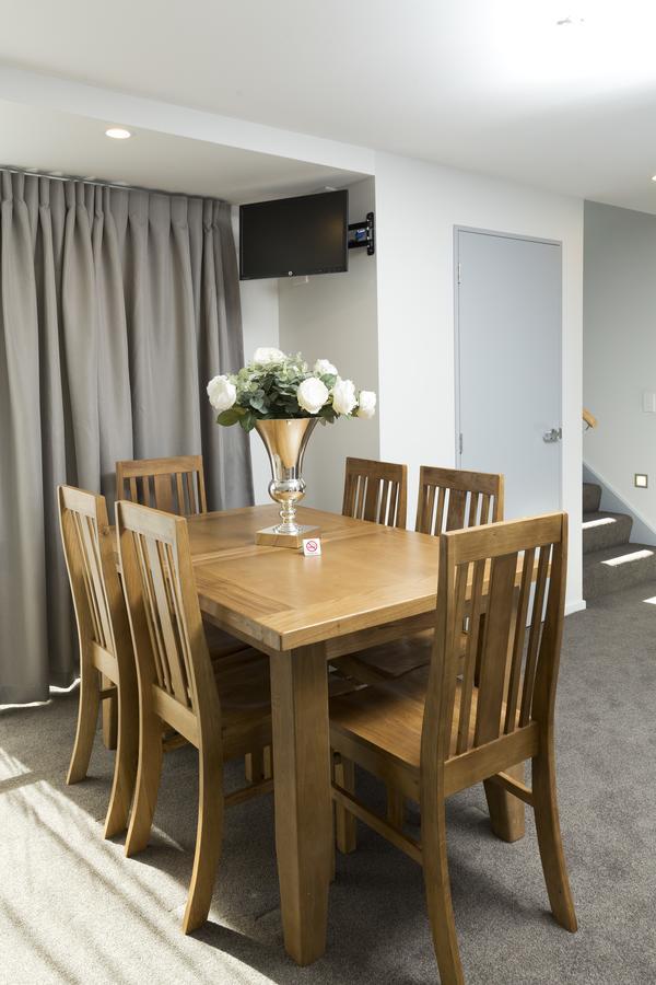 2 On Whiteleigh And 239 On Lincoln Motel Christchurch Luaran gambar A dining room in a house