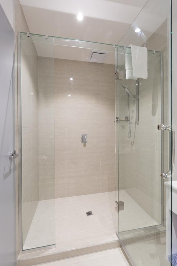 2 On Whiteleigh And 239 On Lincoln Motel Christchurch Luaran gambar A shower enclosure