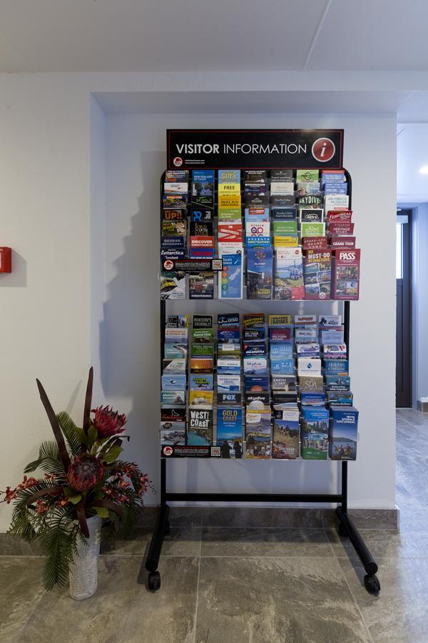 2 On Whiteleigh And 239 On Lincoln Motel Christchurch Luaran gambar A rack of tourist maps